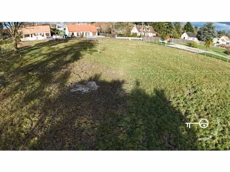 un terrain en retrait  ouvert sur de grandes possibilités !!!