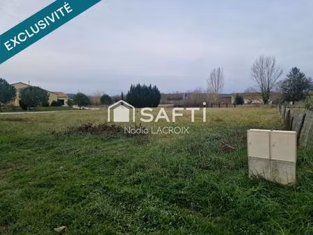 terrain de 1410 m² borné  coffret électrique et cu ok  à faire eau et tout égout.