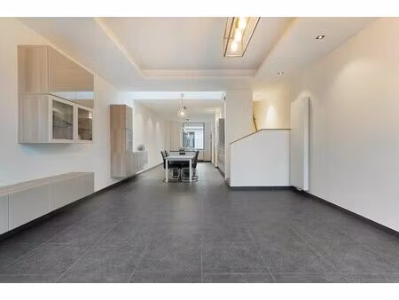 gerenoveerde woning met prachtige leefruimte en garage!