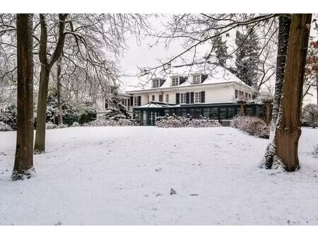 villa met binnenzwembad en conciërgerie op riant perceel