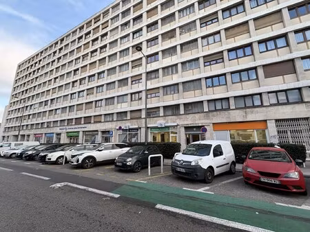 location local professionnel 1 496m²