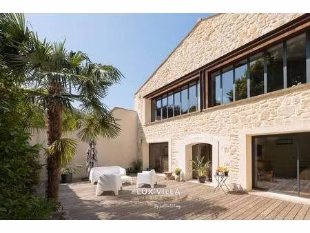 superbe mas rénové dans un esprit loft & aux prestations haut de gamme.