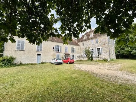 propriété seigneuriale de 484 m2 + grange de 485 m2 à 990 000 sur 20 hectares