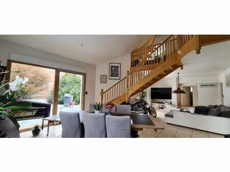 villa d'architecte avec piscine sur grand terrain arboré