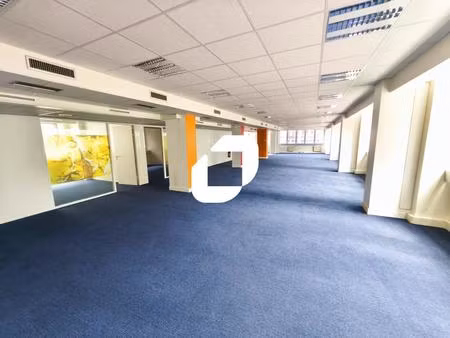 a vendre  au pied du rer a et rer e