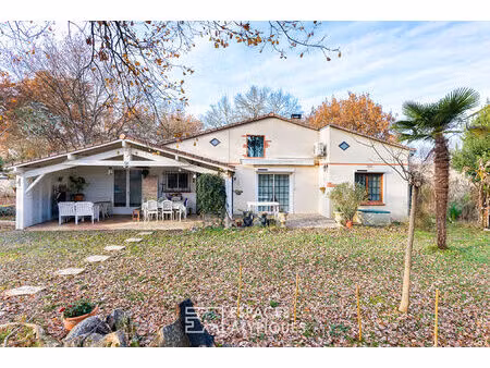 villa familiale avec espace professionnel dans son environnement boisé
