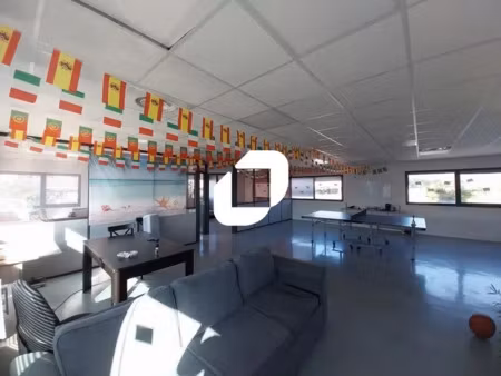 bureaux cloisonnés avec open space