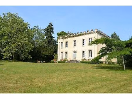 château historique  +1ha  piscine  environnement calme - confolens