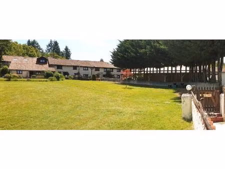 complexe de 4 gîtes et maison avec 3 chambres  emplacement privilégié  piscine  revenu –..