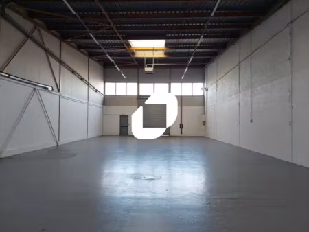 a louer  belle hauteur sous plafond