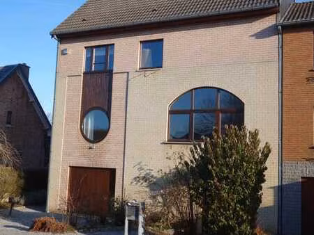 belle et grande maison sur les hauteurs de jambes