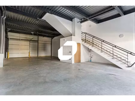 a louer  activité moderne pied a86/a6