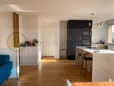 bel appartement entièrement rénové  au calme  avec terrasses et piscine