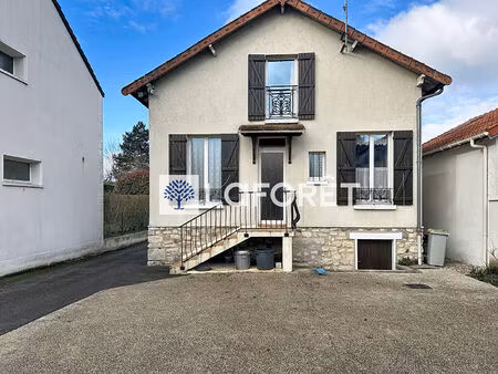 maison sur 3 niveaux avec un sous sol - fort potentiel - centre saint-nom