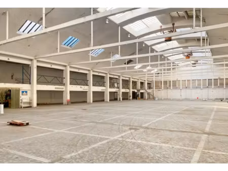 locaux d'entrepots bénéficiant d'une belle hauteur sous plafond