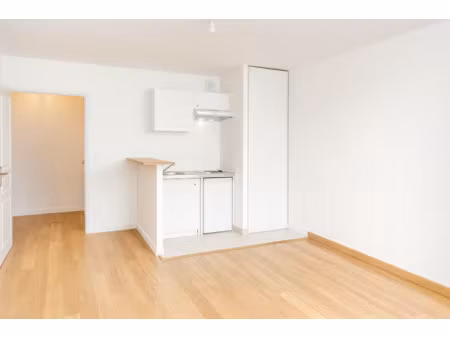 dans une petite résidence de 2012  à 5 minutes à pied du rer