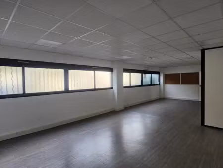 location - bureau près-d 'arènes - 108m²