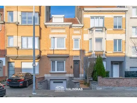 ruime en verzorgde rijwoning met overdekte koer en garage...