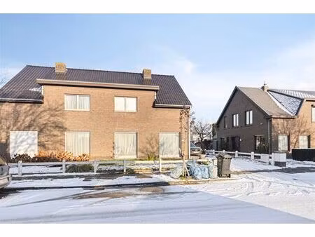 gezellige  rustig gelegen woning op 413 m² met zonnige tuin  garage en 3 slaapkamers.