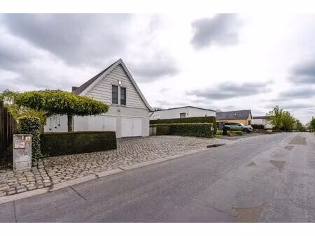 villa met 3 kamers  20 zonnepanelen en een dubbele garage op 800 m²