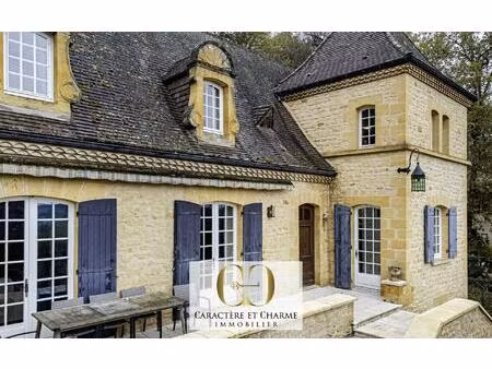 propriété contemporaine en pierre avec gîtes et piscine.