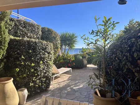 charme et cadre exceptionnel pour ce rez de jardin vue mer