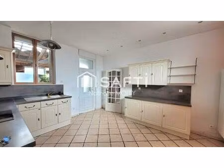 maison t6 de 143m²  type longère  en centre ville de st-quentin  grande terrasse et accès 