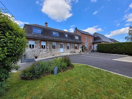 grande maison avec 2 logements. garages  jardin  cour.