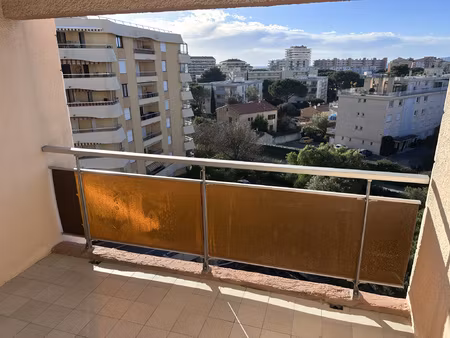 studio lumineux avec balcon et vue mer fréjus  proche plag