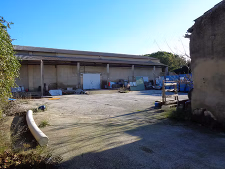 30 aimargues hangar 900m2 centre de village sur terrain 170