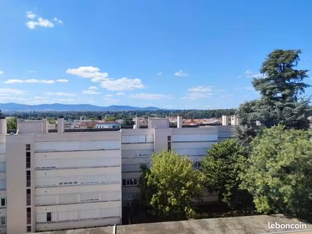 t1 avec vue proche place de l’horloge