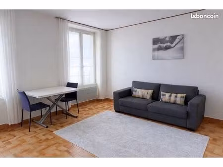 grand studio meublé lumineux – hyper centre aix-les-bains