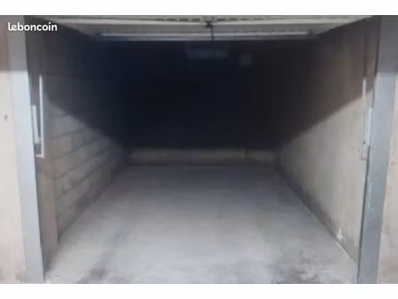 garage à proximité du tram t3 décines grand large