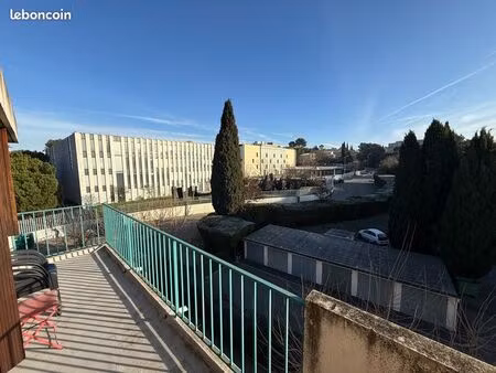 studio fac de lettre dernier étage terrasse et parking privatif