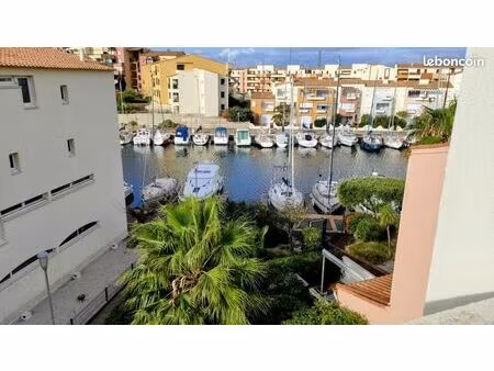 le cap d'agde: vue chenal studio + cabine et parking piscine