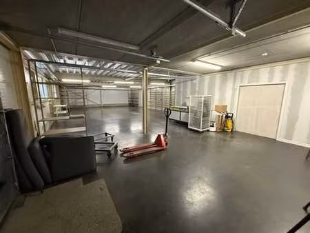 grand entrepôt (181 m²) dans un emplacement intéressant