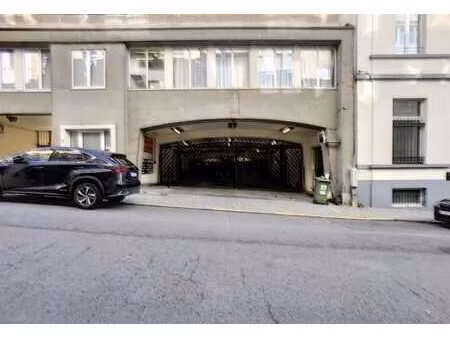 garage ferme - proximite quatier louise - place stephanie