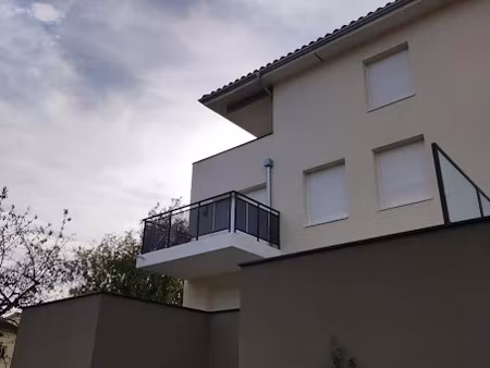 location parking à genay (69730)  47 €