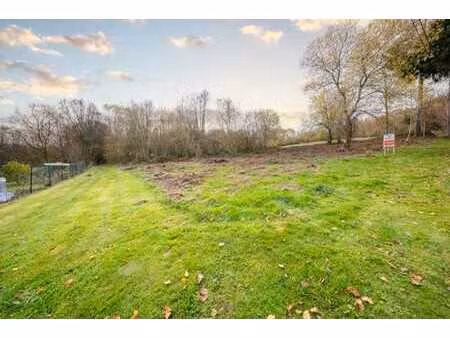 magnifique terrain à bâtir dans un océan de verdure