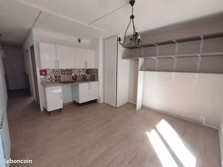 t2 de 27m2 + balcon de 8m2 refait à neuf avec de nombreux rangements. rare à la location à