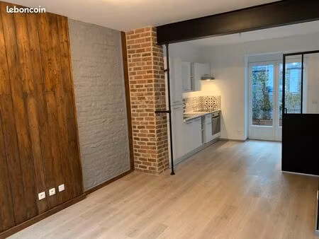 agréable t2 avec petite cour  rdc lille fives