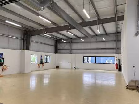 location local industriel 1104 m² à guipavas (29490)