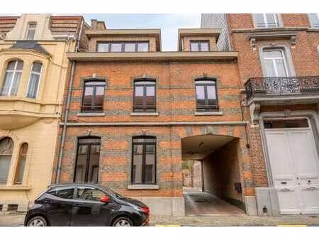 zeer ruim twee slaapkamer appartement te koop met garagebox!