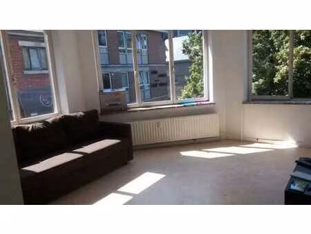 a louer appartement plein centre-ville namurois.