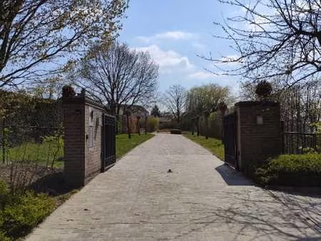 dans un écrin de verdure  appartement meublé 1 chambre