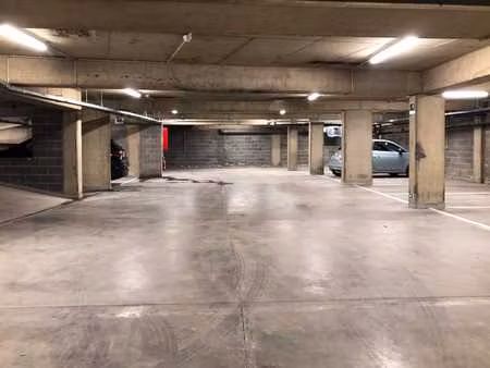 place de parking souterrain privé dans le centre-ville
