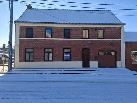 maison située sur la place de béclers