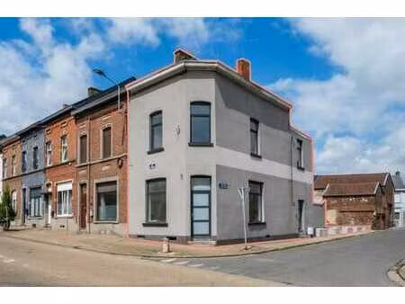 immeuble mixte idéalement situé à courcelles!