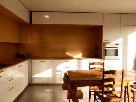 magnifique penthouse lumineux. on y pose ses valises. peb b.