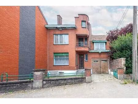 maison 3 chambres à rénover avec garage bien située!